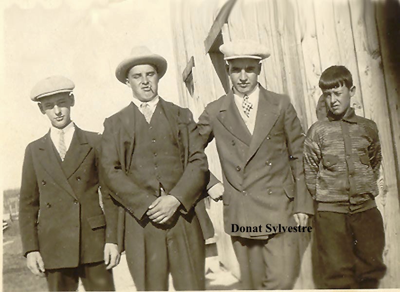 vintage photo of 4 young in outfits circa 1930